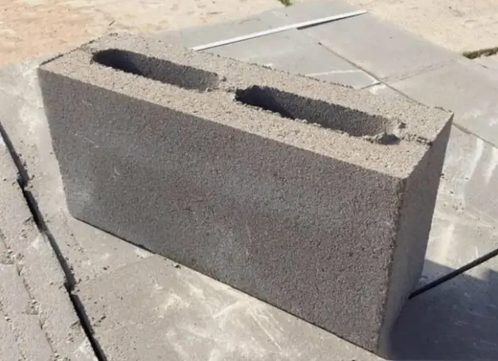 Перегородочный пустотелый пескоцементный камень 90