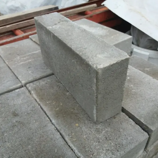 Перегородочный полнотелый пескоцементный блок 90