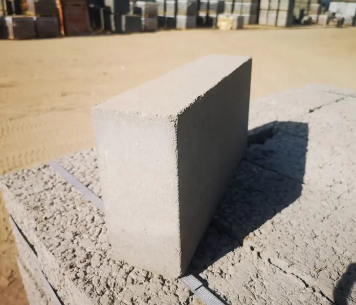 Перегородочный полнотелый пескоцементный блок 90