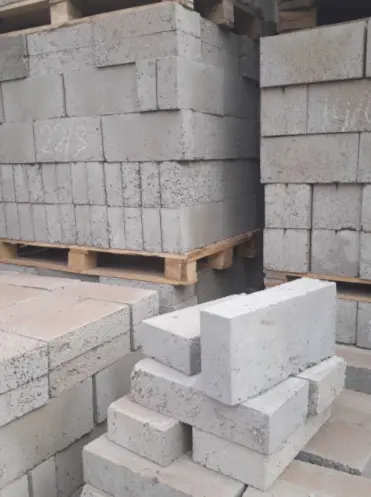 Перегородочный полнотелый пескоцементный блок 90